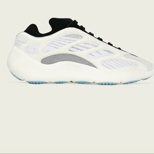- YEEZY 700 V3 size 7.5